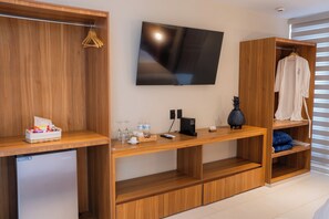 Exclusieve studio suite | Een kluis op de kamer, een laptopwerkplek, een strijkplank/strijkijzer