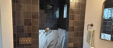 Een douche, een haardroger, handdoeken, zeep