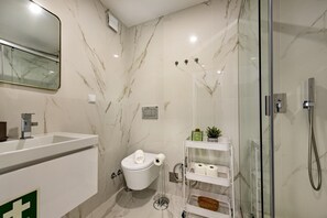 Shower, hair dryer, towels - Modern and welcoming, centrally located (Faro)