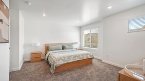 4 soverom, strykejern/-brett, reiseseng for barn og wi-fi (inkludert)