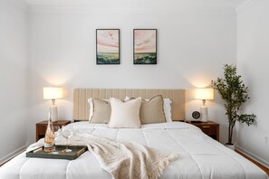 3 bedrooms, iron/ironing board, WiFi, bed sheets - Cozy and luxurious Home with Pool 3BR 2BT (Greenville)