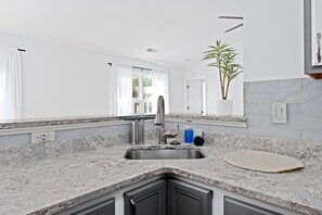 Private kitchen - Cozy and luxurious Home with Pool 3BR 2BT (Greenville)