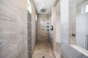 Douche, sèche-cheveux, serviettes fournies, savon
