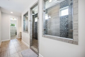 Een douche, een haardroger, handdoeken, zeep