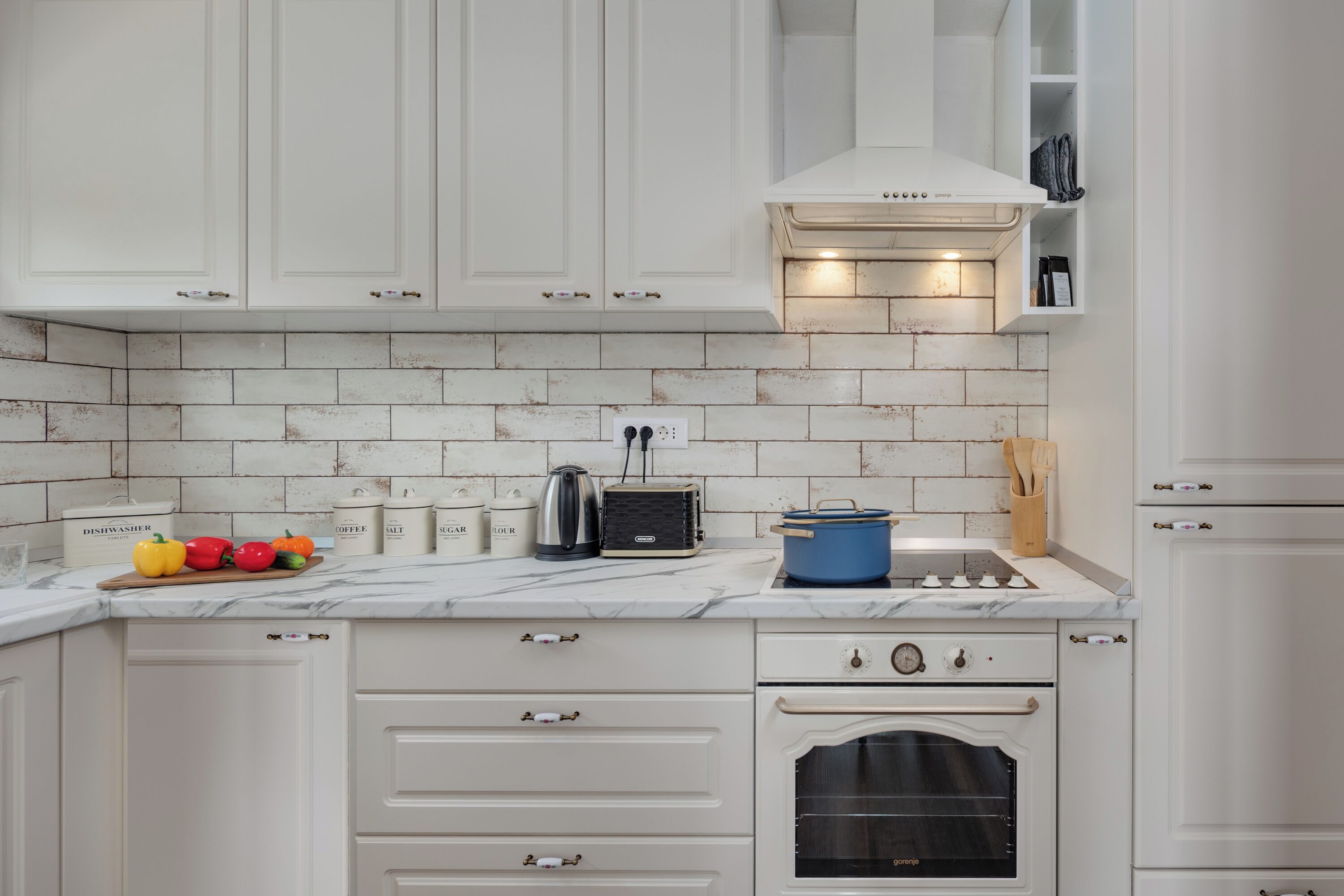 Frigorífico, horno, placa de cocina y lavavajillas