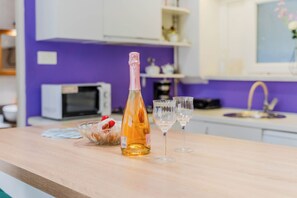 Réfrigérateur, micro-ondes, plaque de cuisson, lave-vaisselle