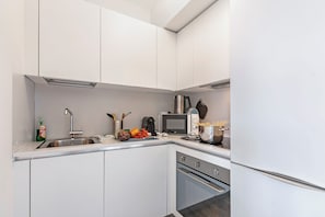 Réfrigérateur, micro-ondes, four, plaque de cuisson