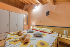 2 bedrooms, iron/ironing board, free WiFi, bed sheets