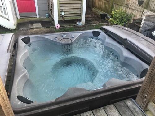 Romantic Cozy Upstairs Garage Apartment- walk to the beach