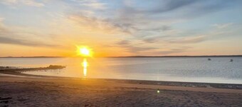 Charming 2-bedroom apartment - just steps from Lincolnville Beach!