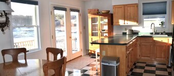 Charming 2-bedroom apartment - just steps from Lincolnville Beach!