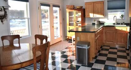Charming 2-bedroom apartment - just steps from Lincolnville Beach!