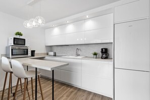 Jääkaappi, mikroaaltouuni, liesi, kahvin-/teenkeitin