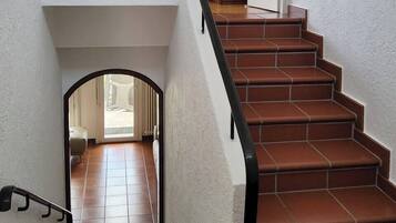 Eine Treppe mit Handlauf, die zu einer Tür führt.