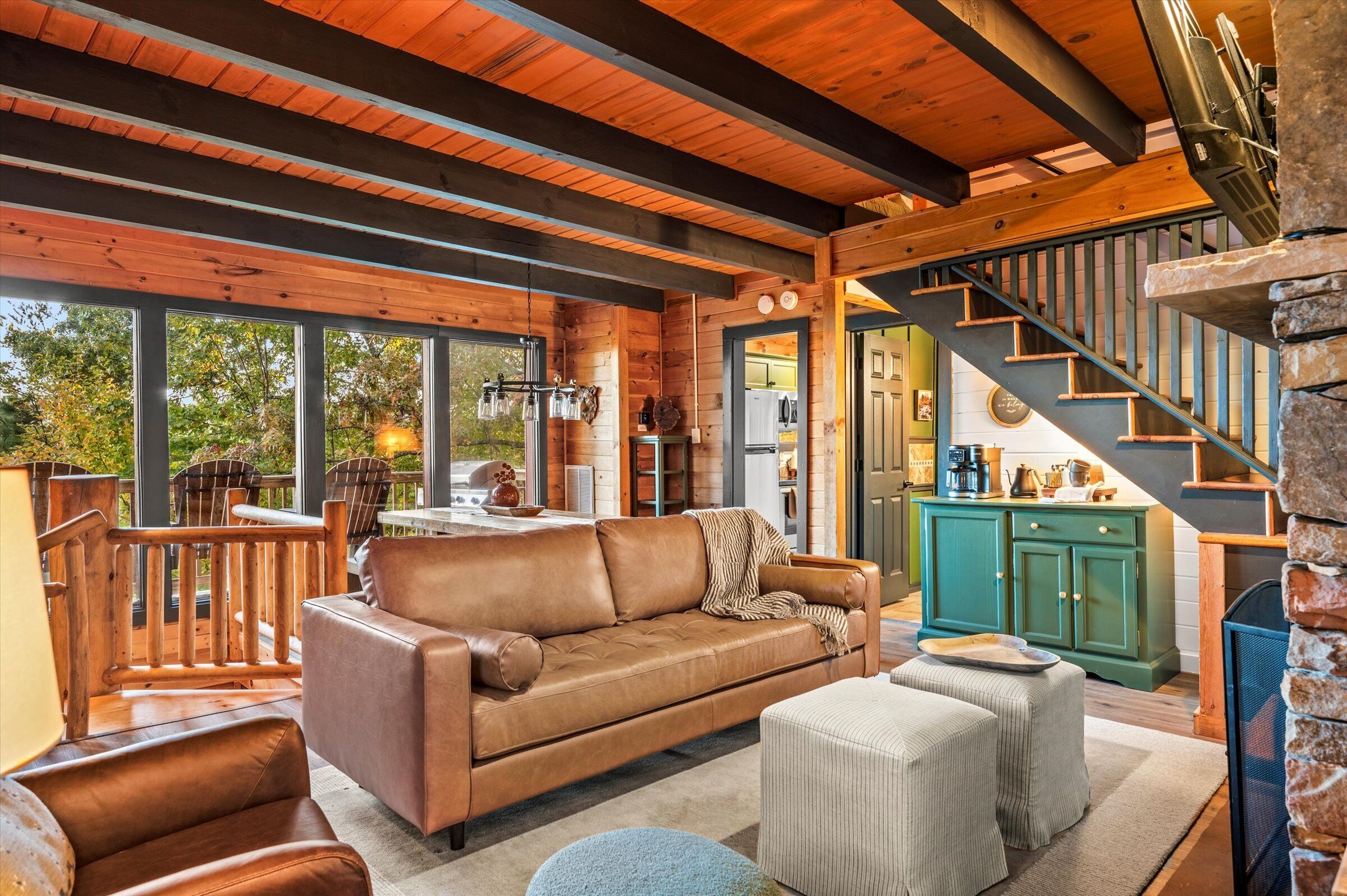 スマートテレビ、暖炉、書庫