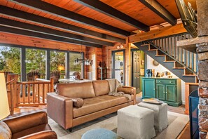 智能電視、壁爐、書籍