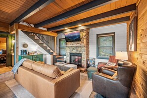 Smart-TV, Kamin, Bücher