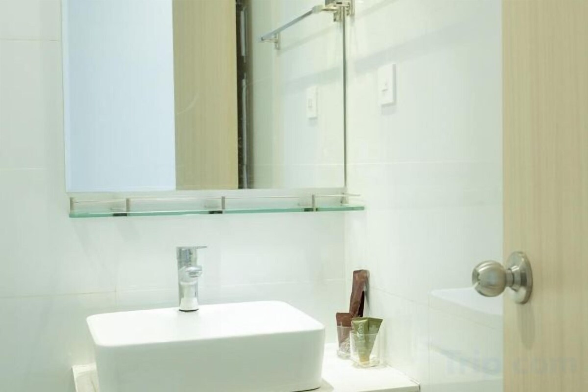 Bathroom | Shower, hair dryer, bidet, towels