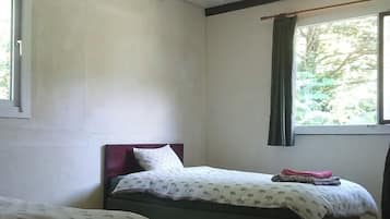 4 makuuhuonetta, työpöytä, ilmainen Wi-Fi, vuodevaatteet