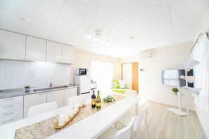 Jääkaappi, mikroaaltouuni, liesi, keittoastiat/astiat/ruokailuvälineet
