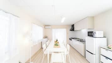 Fridge, microwave, stovetop, cookware/dishes/utensils