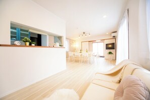 TV - Accommodates 12 people Rooftop BBQ available Pets allowed Convenient house near the harbor Takas / Yokkaichi Mie (Yokkaichi)