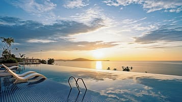 4 piscines extérieures, parasols de plage, chaises longues