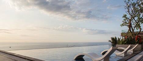 4 outdoor pools, pool umbrellas, sun loungers