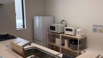 Réfrigérateur, micro-ondes, plaque de cuisson