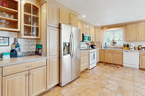 Dog friendly cottage with patio: near beach, town & attractions