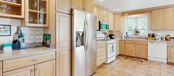 Dog friendly cottage with patio: near beach, town & attractions