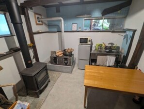 Kylskåp, mikrovågsugn, spishäll och grytor/köksredskap