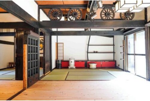 An oldstyle inn where you can cook rice in a stov / Shinshiri Aichi