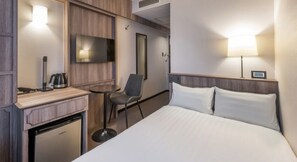 1 dormitori, escriptori, planxa i posts de planxar i wifi gratuïta 