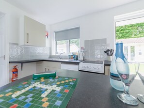 Kühlschrank, Mikrowelle, Kochgeschirr/Geschirr/Besteck