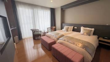 3 bedrooms, desk, iron/ironing board, free WiFi