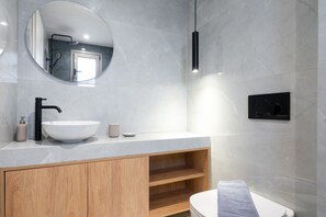 Douche, sèche-cheveux, serviettes fournies