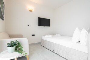 Tabla de planchar con plancha, wifi gratis y ropa de cama 