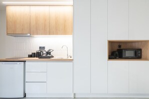 Kylskåp, mikrovågsugn, kaffe- och tebryggare och vattenkokare