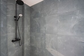 Douche, sĂšche-cheveux, serviettes fournies