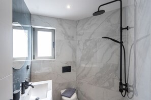 Dusj, hårføner og håndklær