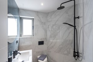 Dusche, Haartrockner, Handtücher