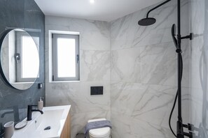 Shower, hair dryer, towels