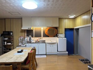 Frigorífic, microones i utensilis de cuina, vaixella i coberteria