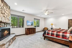 6 bedrooms, desk, iron/ironing board, travel crib - Richardson Rock Creek Ranch (Show Low)