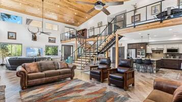 Smart TV, caminetto, impianto stereo, studio