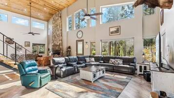 تلفزيون ذكي، مدفأة، ستيريو، مكتب