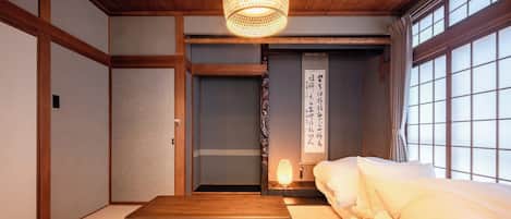 4 bedrooms, desk, iron/ironing board, free WiFi