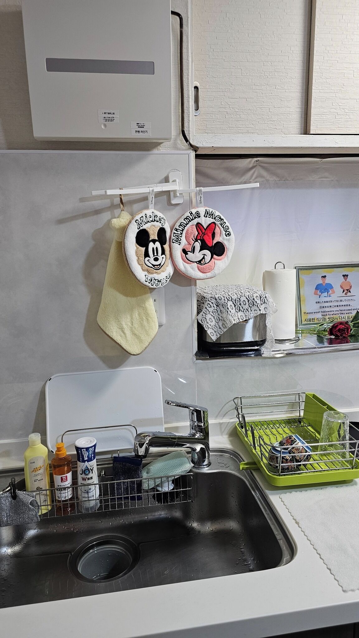 冷蔵庫、電子レンジ、コンロ、調理器具と食器