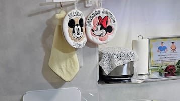 Frigorífico, microondas, placa de cocina y utensilios de cocina